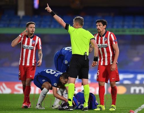 塞巴略斯:裁判已做到最好 萨维奇的红牌动作很明显 塞巴略斯:裁判已做到最好 萨维奇的红牌动作很明显